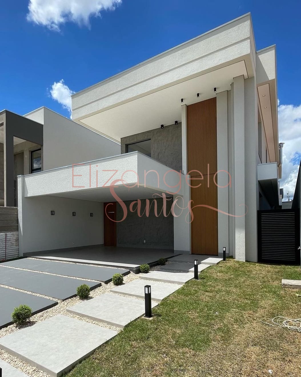 Sobrado à venda com 4 quartos, 250m² - Foto 1