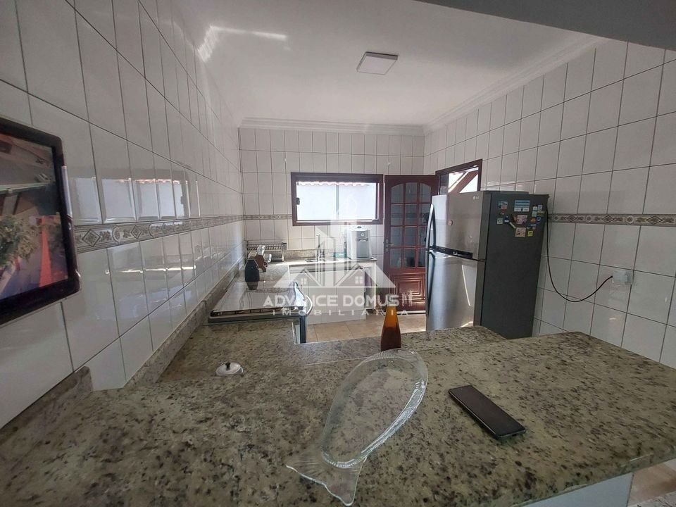 Casa à venda com 4 quartos, 300m² - Foto 8