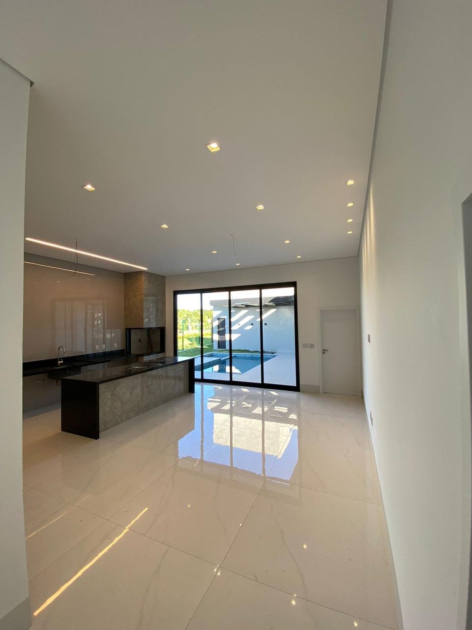 Casa de Condomínio à venda com 3 quartos, 237m² - Foto 4