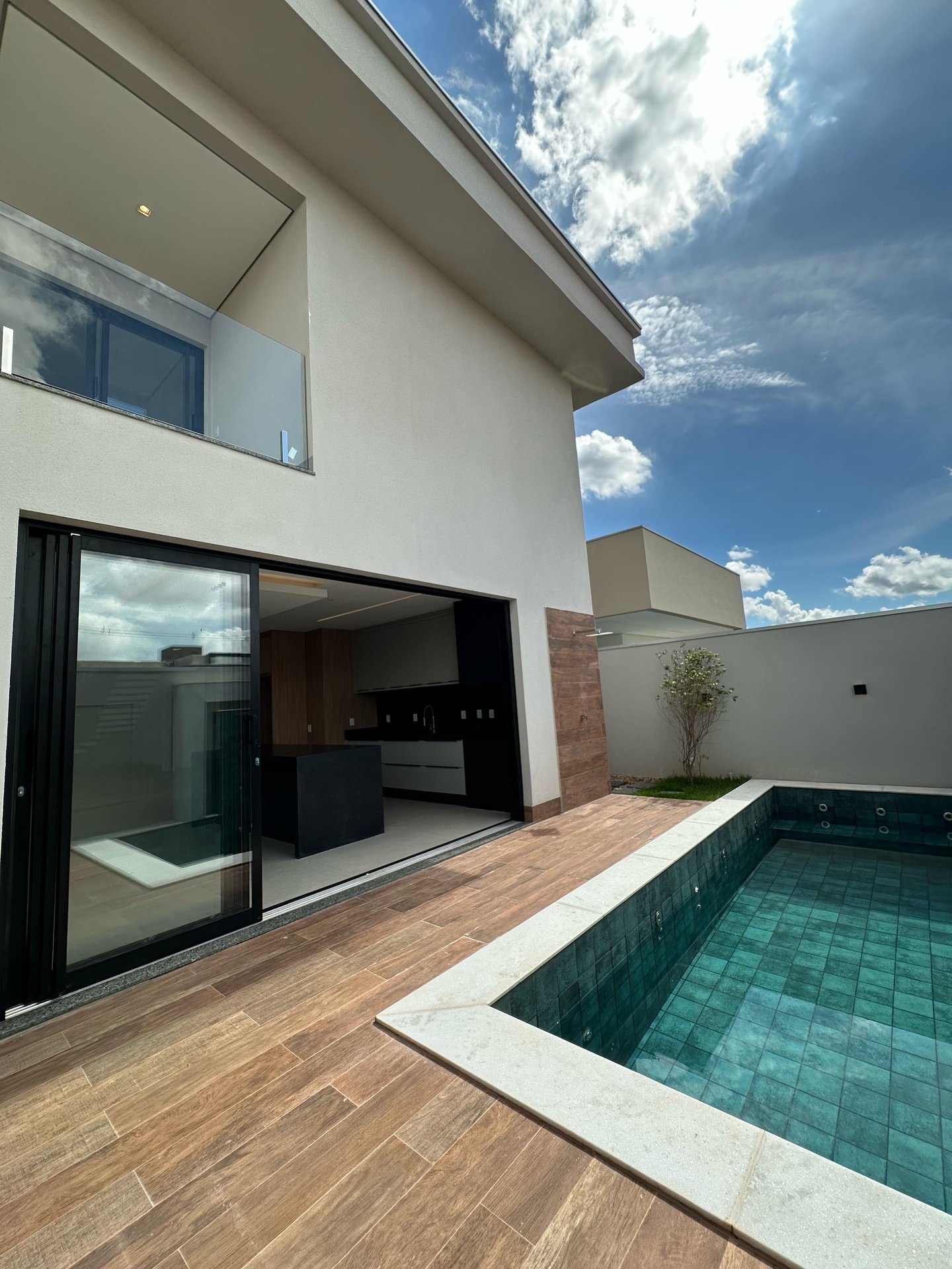 Casa à venda com 4 quartos, 274m² - Foto 1